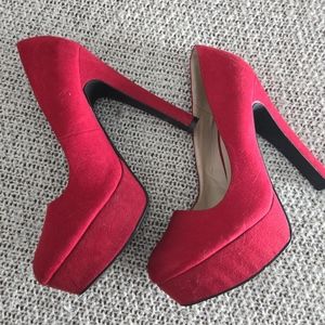 Women's 8 red pumps